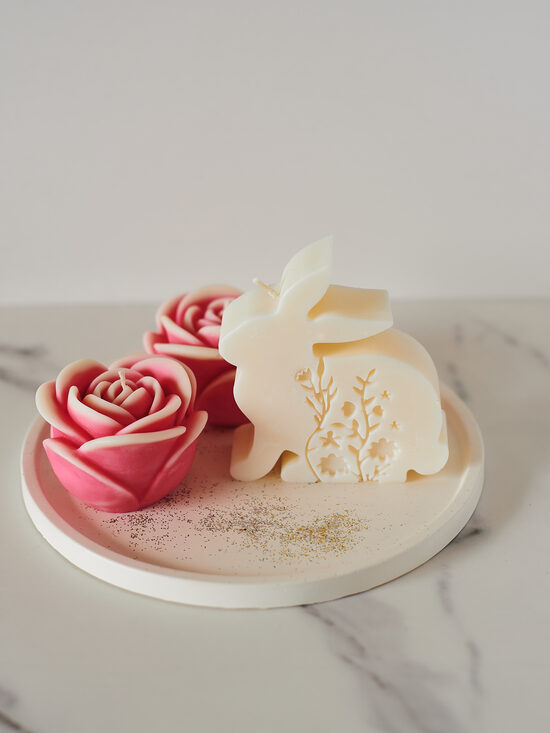 Velykinis žvakių rinkinys su apvaliu padėkliuku – zuikis ir 2 raudonos rožės